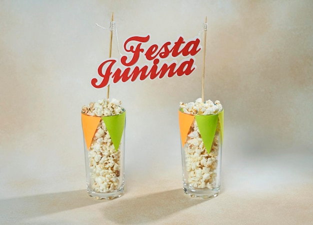 Popcorn op glazen en tekst Festa Junina typisch Braziliaans feestvoedsel Vakantie-evenement in juni