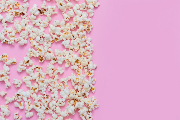 Foto modello di popcorn sul rosa