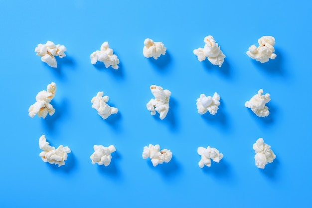 Modello di popcorn su uno sfondo turchese