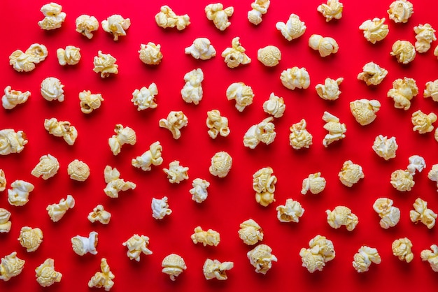 Foto popcorn su sfondo rosso o texture