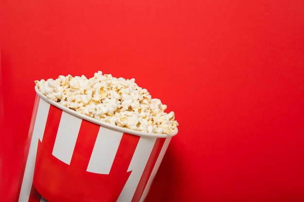 Popcorn su una parete rossa. posto per il testo