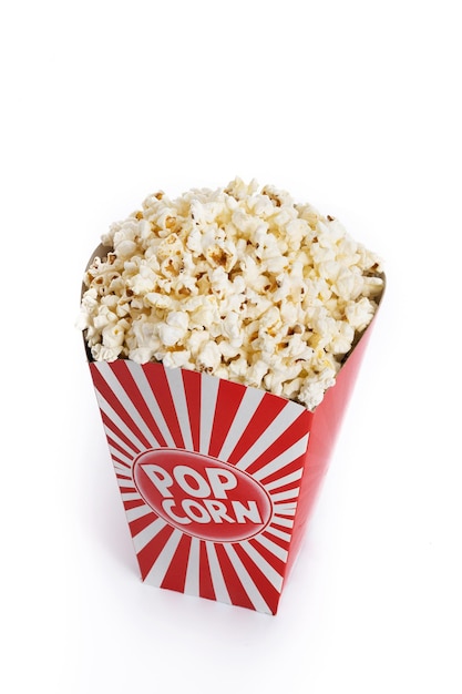 Popcorn in secchio di cartone a strisce rosse e bianche isolato su priorità bassa bianca