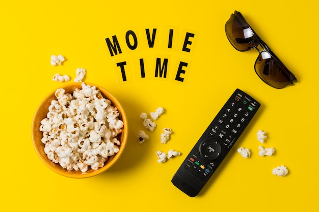 Popcorn e telecomando per la tv