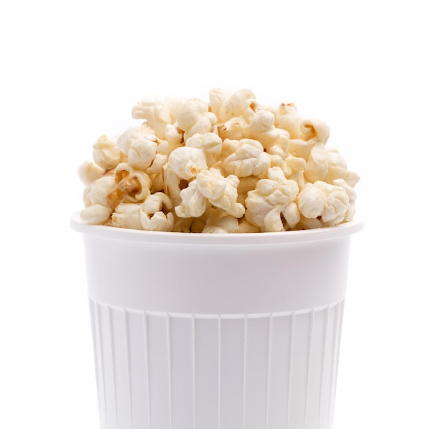 Foto popcorn nel secchio bianco isolato su sfondo bianco