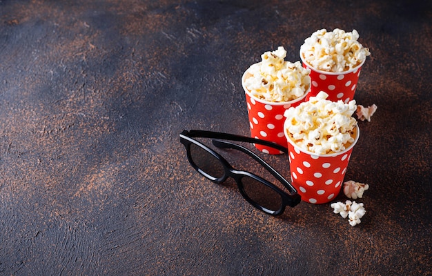 Popcorn con gli occhiali 3d su sfondo scuro