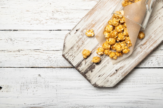 Photo popcorn on a wooden background