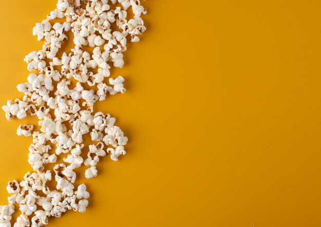 Foto popcorn su uno sfondo giallo