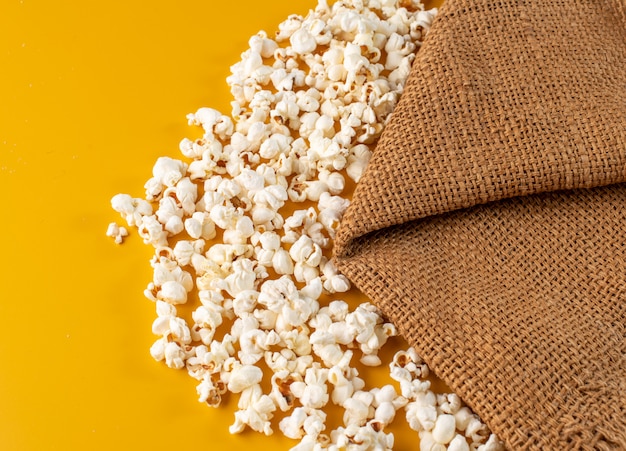 Foto popcorn su uno sfondo giallo