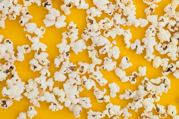 Photo popcorn on yellow background