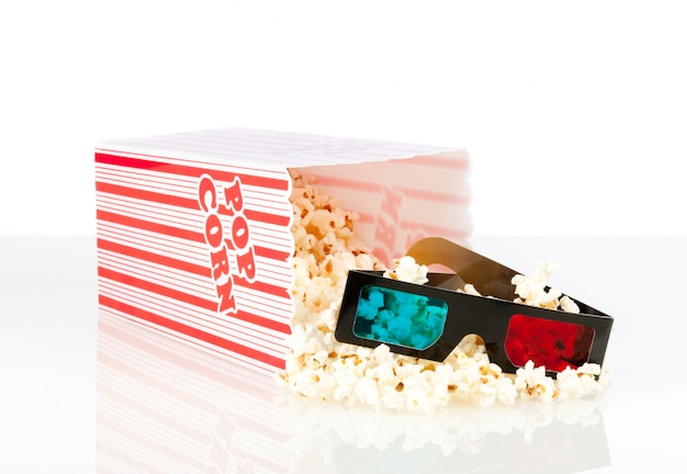 popcorndoos met 3d filmglazen op wit