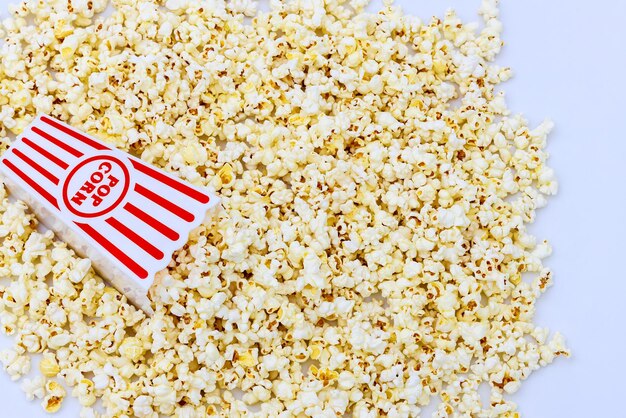 Popcorndoos met witte en rode strepen en pluizige popcorn