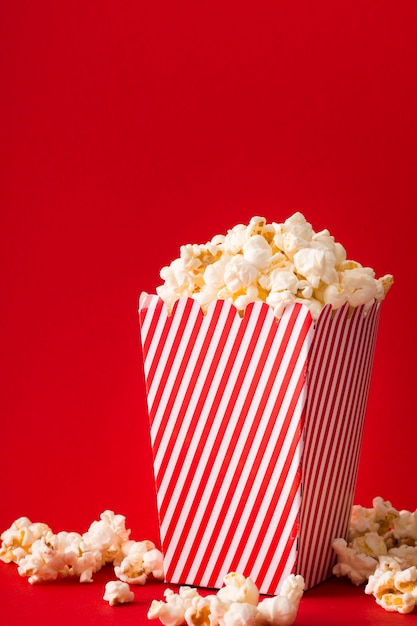 Popcornemmer met rode achtergrond