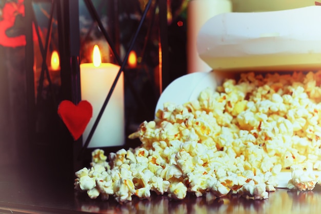 Popcornmand bij kaars