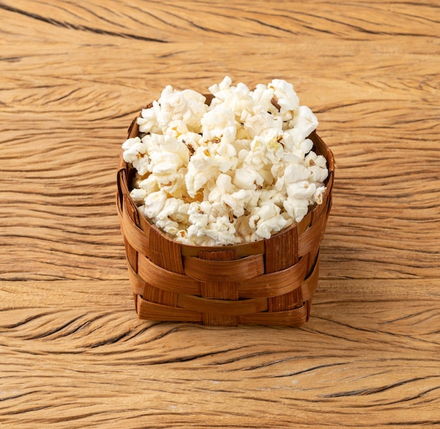 Popcorns in een mand boven houten tafel