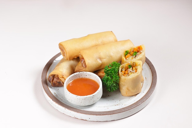 Popia Sayur 또는 Lumpia는 야채로 채워진 춘권입니다.