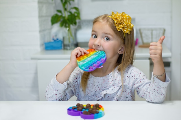 Popit fidget speelgoed en chocolade