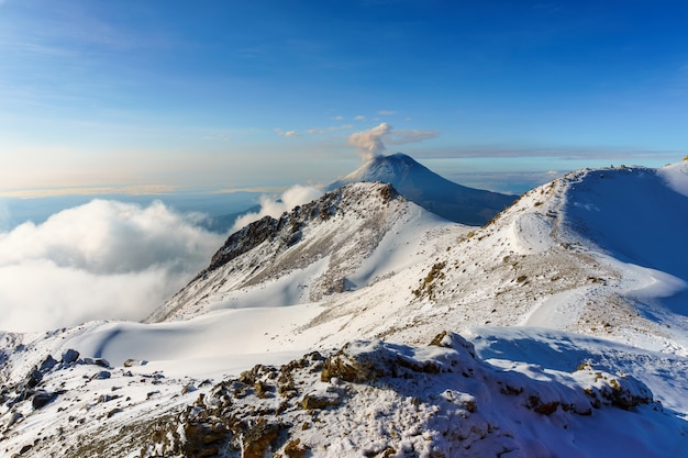 Iztaccihuatl 화산 꼭대기에서 본 Popocatepetl 화산