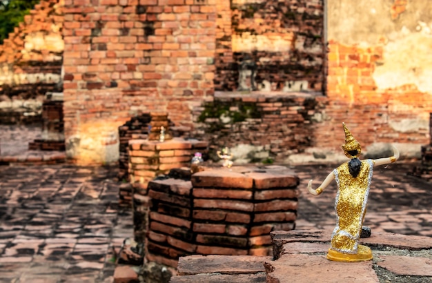 Poppen Thaise kleding op de vloerbakstenen in een verlaten tempel.