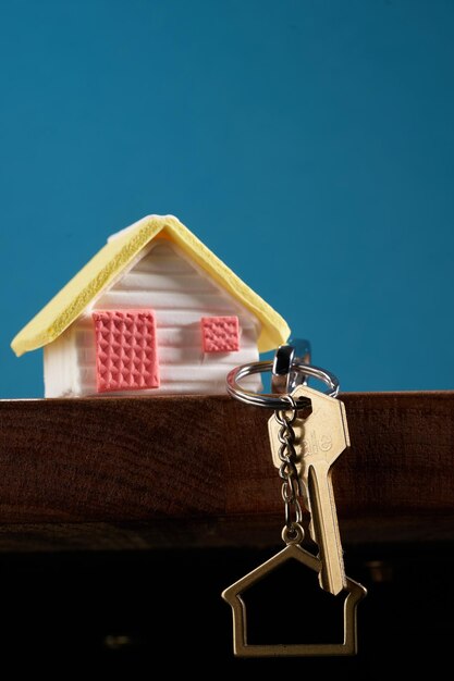 Foto poppenhuis en sleutelhanger in de vorm van een huis