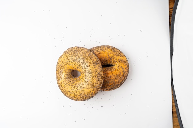 Foto bagel di semi di papavero isolato un pane rotondo bun poppyseed wheat bakery per la colazione