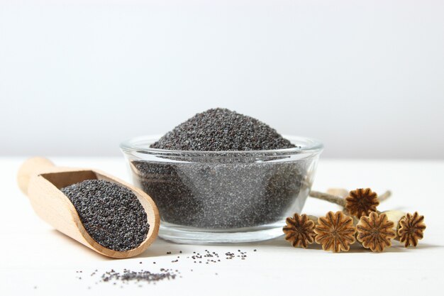 Photo poppy seeds in a bowl on a table