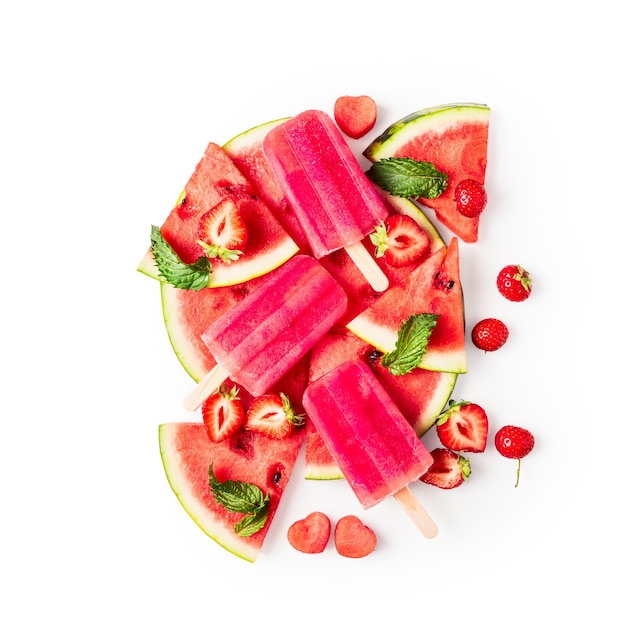 Ghiaccioli, anguria affettata, foglie di menta e bacche di frutta fragola isolate su sfondo bianco percorso di ritaglio incluso. vista dall'alto, piatto. elemento di design