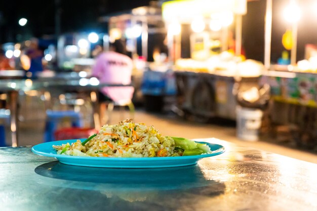 Populair eten in Azië Gebakken rijst met groenten.