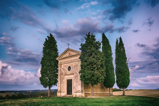 Populaire fotografie en toeristische locatie in Toscane geweldige Vitaleta-kapel bij kleurrijke zonsondergang Pienza Toscane Italië Europa Reisachtergrond