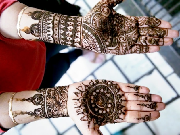 Populaire Mehndi-ontwerpen voor handen of handen beschilderd met Mehandi Indiase tradities