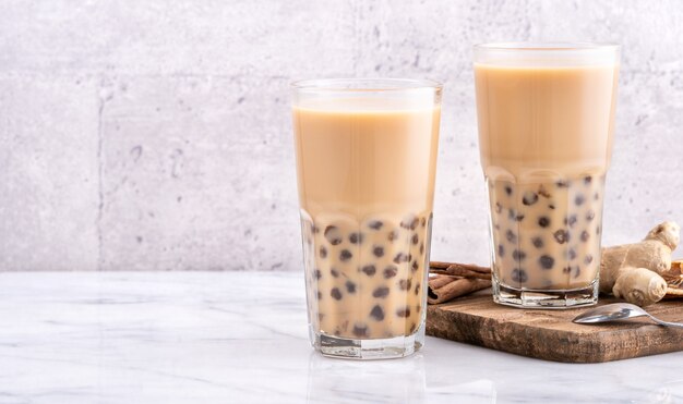 Populaire Taiwan drankje - Bubble melkthee met tapioca parelbal in drinkglas op marmeren witte tafel houten dienblad achtergrond, close-up, kopie ruimte