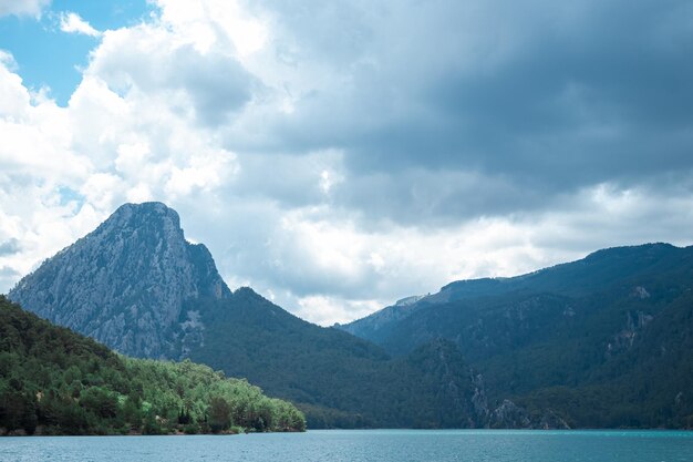 Populaire toeristische attractie prachtig uitzicht op de natuur met fjord en bergen in het water Artistieke natuur kopieerruimte