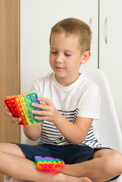 人気のカラフルなアンチストレスタッチおもちゃフィジェットプッシュポップそれを子供のポピットおもちゃの手に