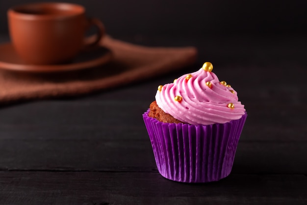 A popular dessert for tea and coffee is butter cream muffins.