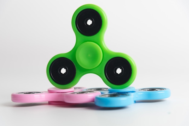 Фото Популярная игрушка fidget spinner