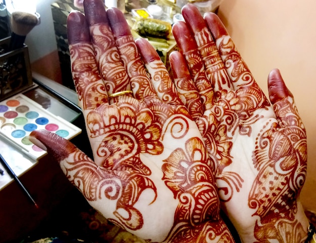 Foto popolari disegni mehndi per mani o mani dipinte con tradizioni indiane mehandi