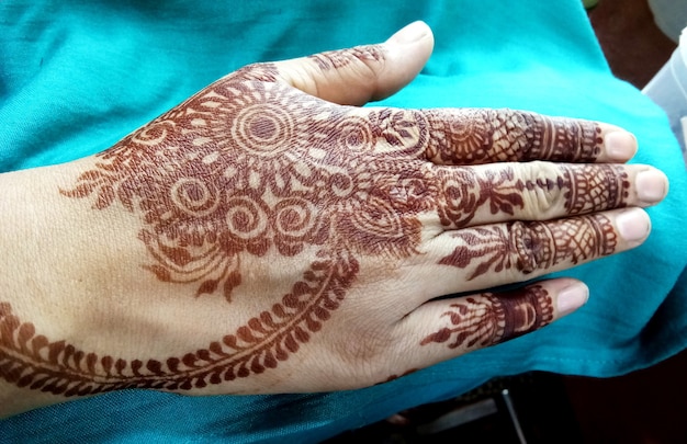 Photo popular mehndi designs for hands or hands painted with mehandi indian traditions