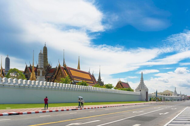 Foto attrazioni turistiche popolari in thailandiawat phra sri rattana satsadarambangkok tailandiascenario esternoarchitettura del tempio