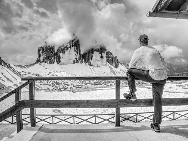 写真 人気のトレ・シメ・ディ・ラバレド・ツアー  ⁇ い山頂を回る ドロミット・アルプス山脈 - イタリア ヨーロッパ bw