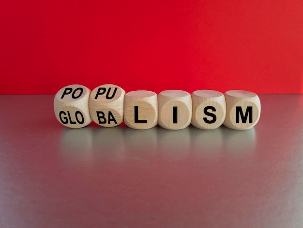 Populisme of globalisme Gedraaide kubussen en verandert woord 'globalisme' in 'populisme' Mooie grijze tafel