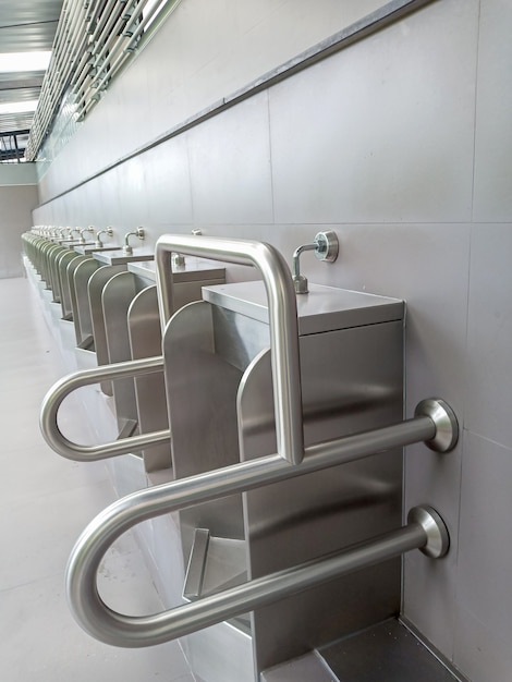 写真 公衆トイレの障害者および老人用磁器小便器