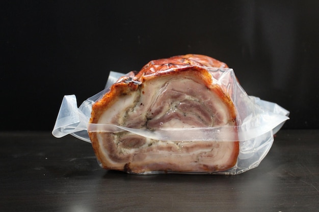 Foto porchetta vlees vacuüm verpakt met plastic traditioneel voedsel van de italiaanse gastronomie en keuken