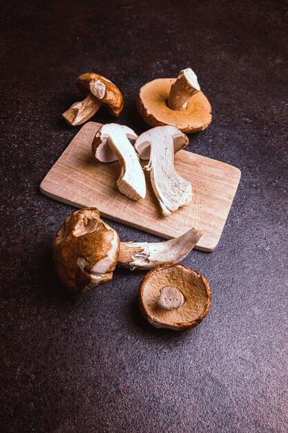 Foto funghi porcini su una tavola da tagliare