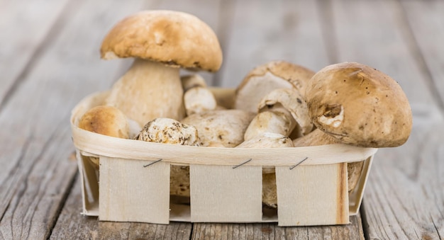 Белые грибы на винтажном фоне крупным планом