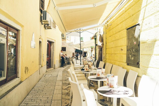 POREC CROATIA 2019년 5월 22일 리조트 도시의 작은 거리에 있는 카페