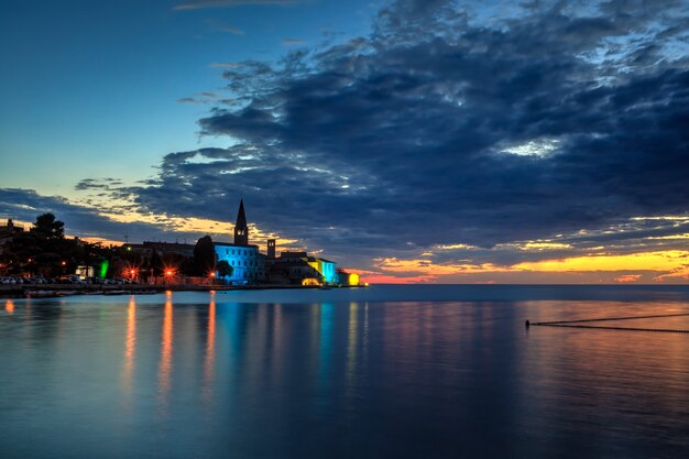 Porec skyline en zee bij zonsondergang