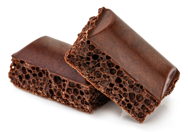 Poreuze chocoladestukjes geïsoleerd op wit.