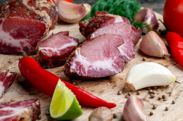 말린 고기를 요리하는 동안 얇게 썬 돼지고기와 베이컨은 도마에 조각으로 자른다