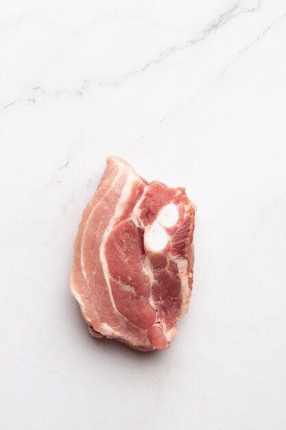 豚バラ肉は、白い背景で隔離。上面図。白い背景に分離された生の新鮮な豚カルビ。クリッピングパス。生肉、農場、料理のコンセプト