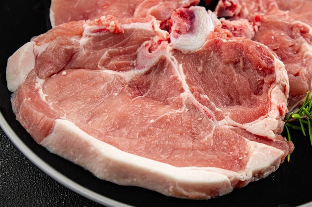 豚肉生肉新鮮な美味しい料理美味しいグルメ料理テーブル上の背景田舎料理トップビューコピースペース
