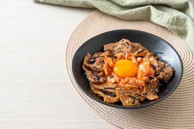 写真 キムチと韓国の漬物卵が入った豚プルコギ丼-韓国料理スタイル